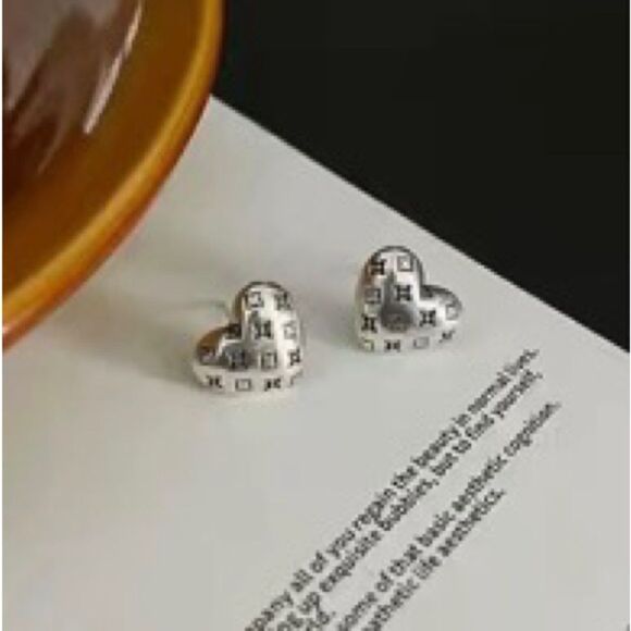 ✨🆕✨ S925 Elegant Minimalist Classic Geometric Motif Heart Shaped Earrings ✨ - Picture 6 of 12